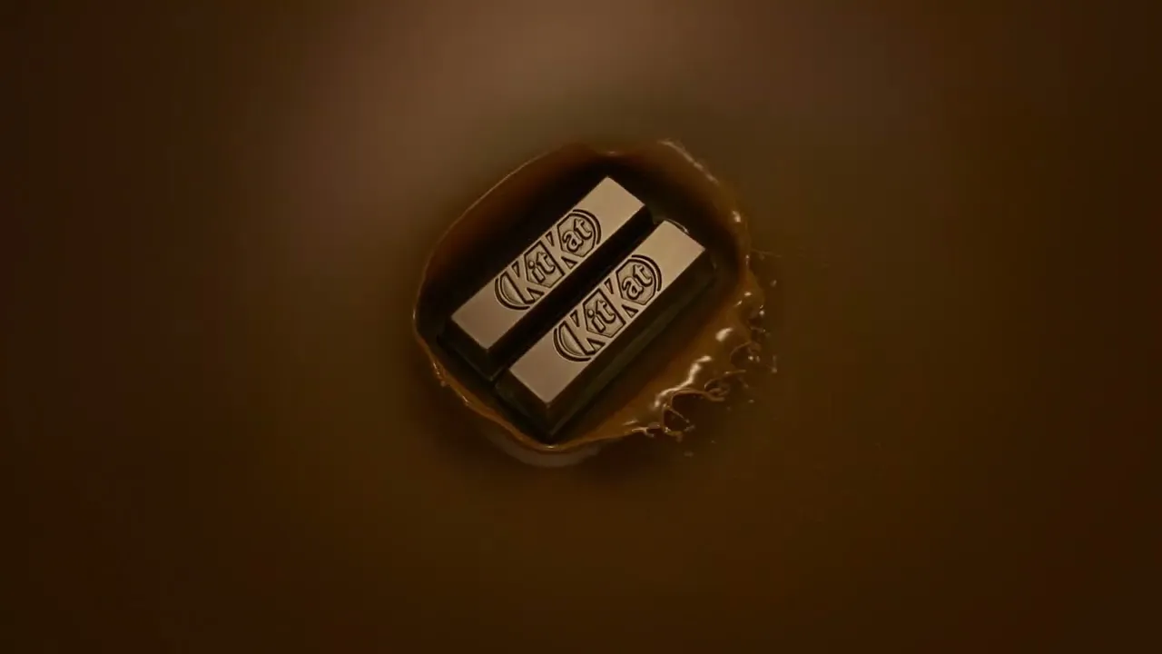 KitKat Milk Mini che si tuffa in un goloso splash di cioccolato al latte