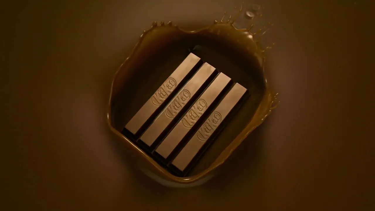 KitKat Milk che si tuffa in un goloso splash di cioccolato al latte