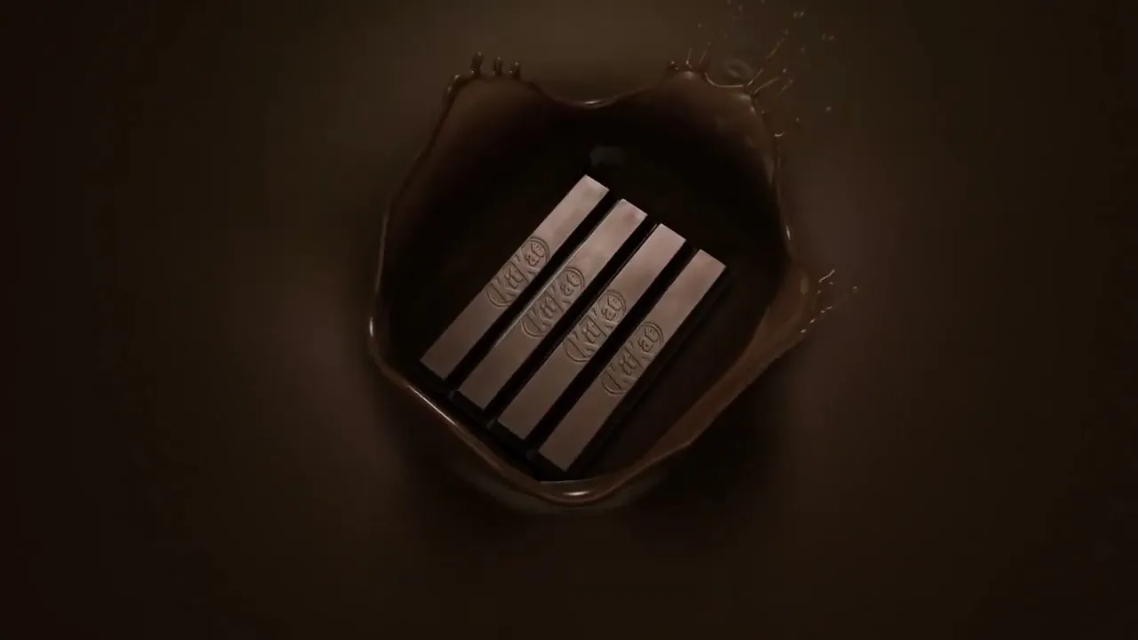 KitKat Dark che si tuffa in un goloso splash di cioccolato fondente