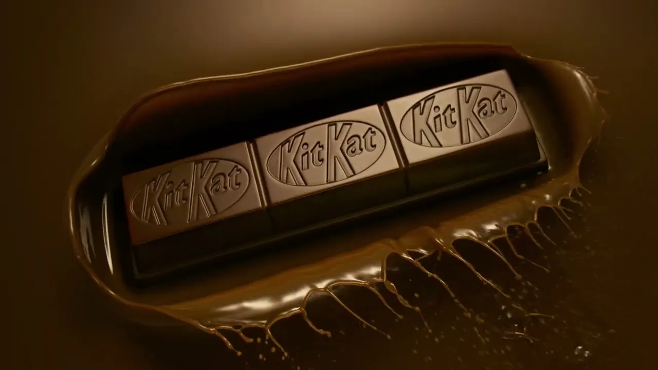 KitKat Chunky Milk che si tuffa in un goloso splash di cioccolato al latte