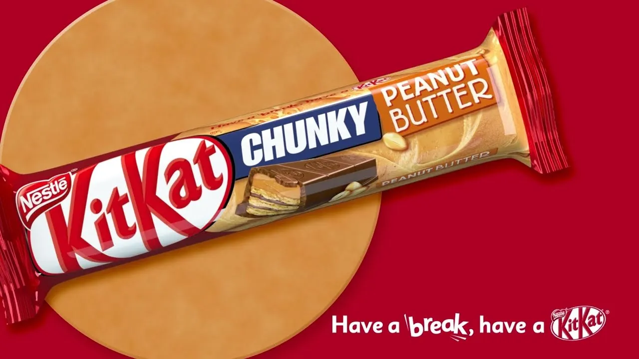 Snack KitKat Chunky Peanut Butter con slogan su sfondo rosso